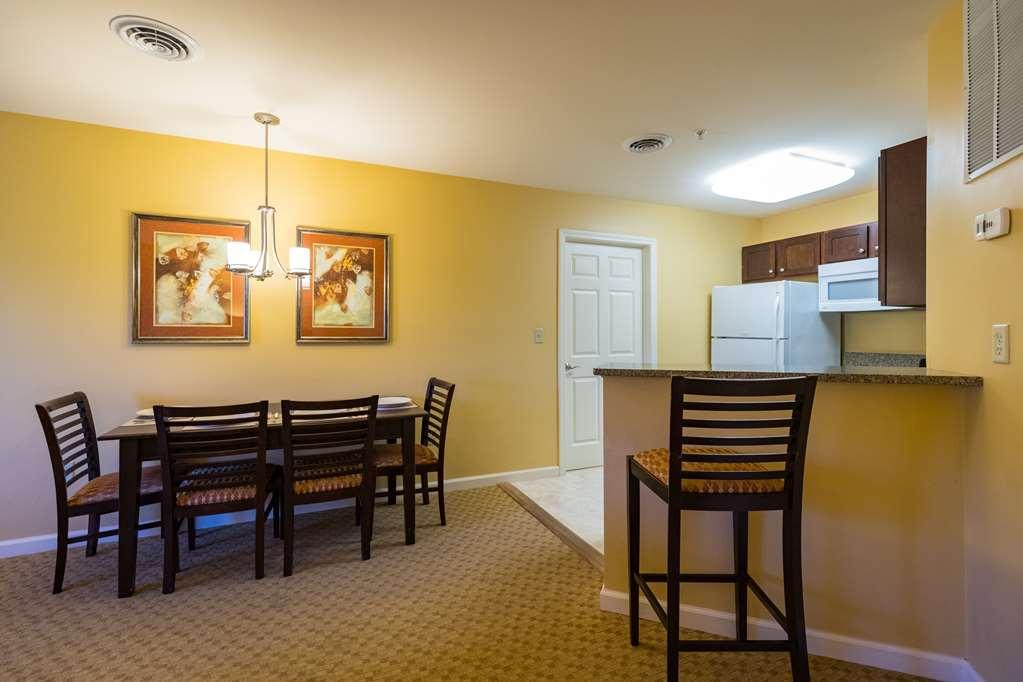 Vacation Village In The Berkshires Hancock Kamer foto A typical kitchen and dining area in a typical two-bedroom villa