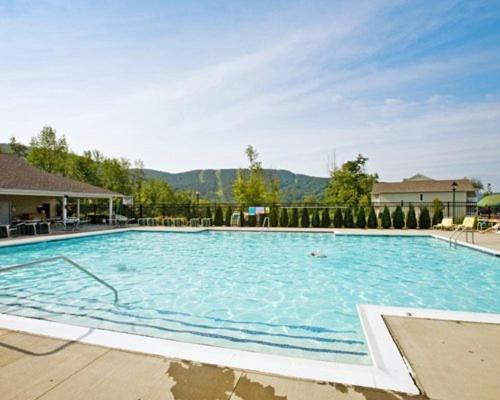 Vacation Village In The Berkshires Hancock Buitenkant foto The pool at the Mountain Mile