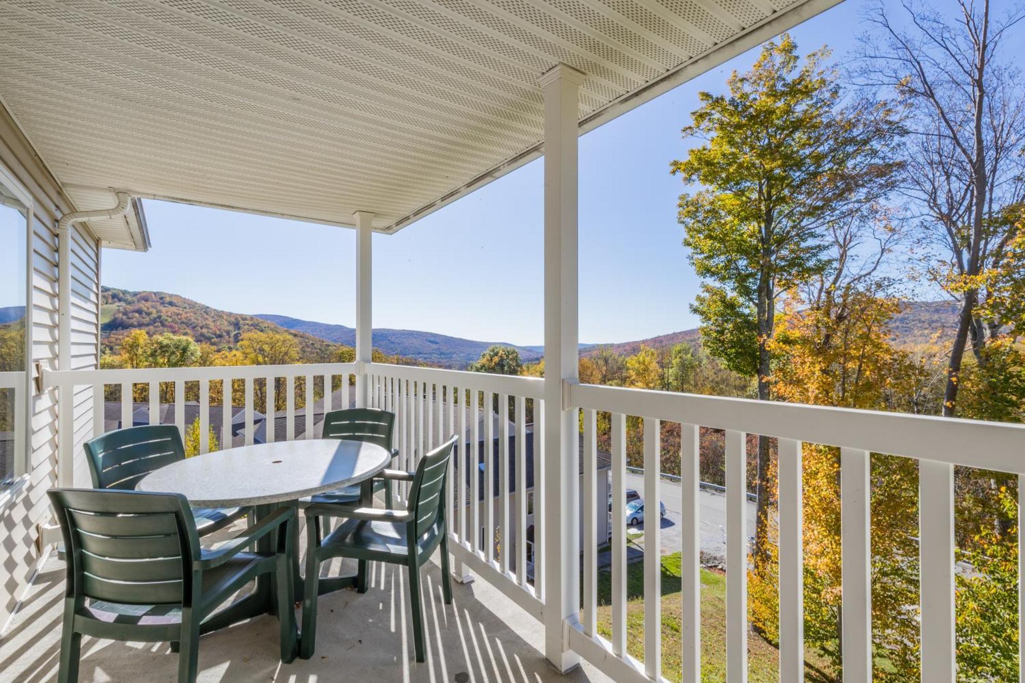 Vacation Village In The Berkshires Hancock Buitenkant foto A balcony at the Riverview Apartments