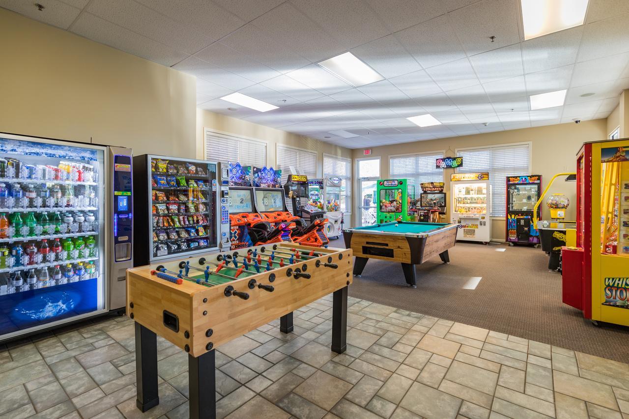 Vacation Village In The Berkshires Hancock Buitenkant foto The game room at the station